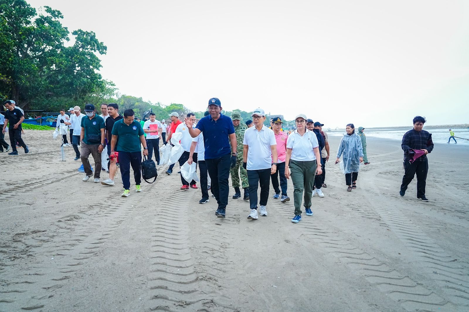 Bupati Wayan Adi Arnawa dan Ketua DPRD Badung I Gusti Anom Gumanti saat apel peringatan HPSN dan Korve Bersih Sampah, di Shelter Kebencanaan Baruna, Pantai Kuta, Minggu (22/2).  