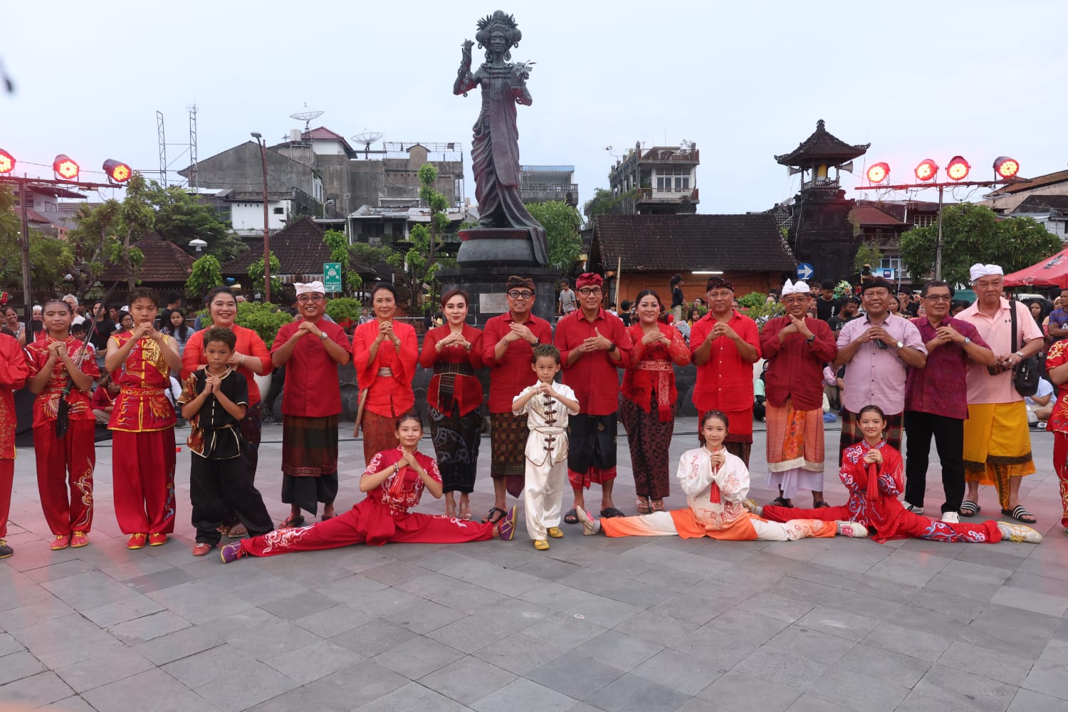 Wakil Wali Kota Denpasar, I Kadek Agus Arya Wibawa dan Sekda IGN Eddy Mulya sesaat sebelum parade seni di seputaran kawasan heritage Jalan Gajah Mada, Sabtu (21/2).