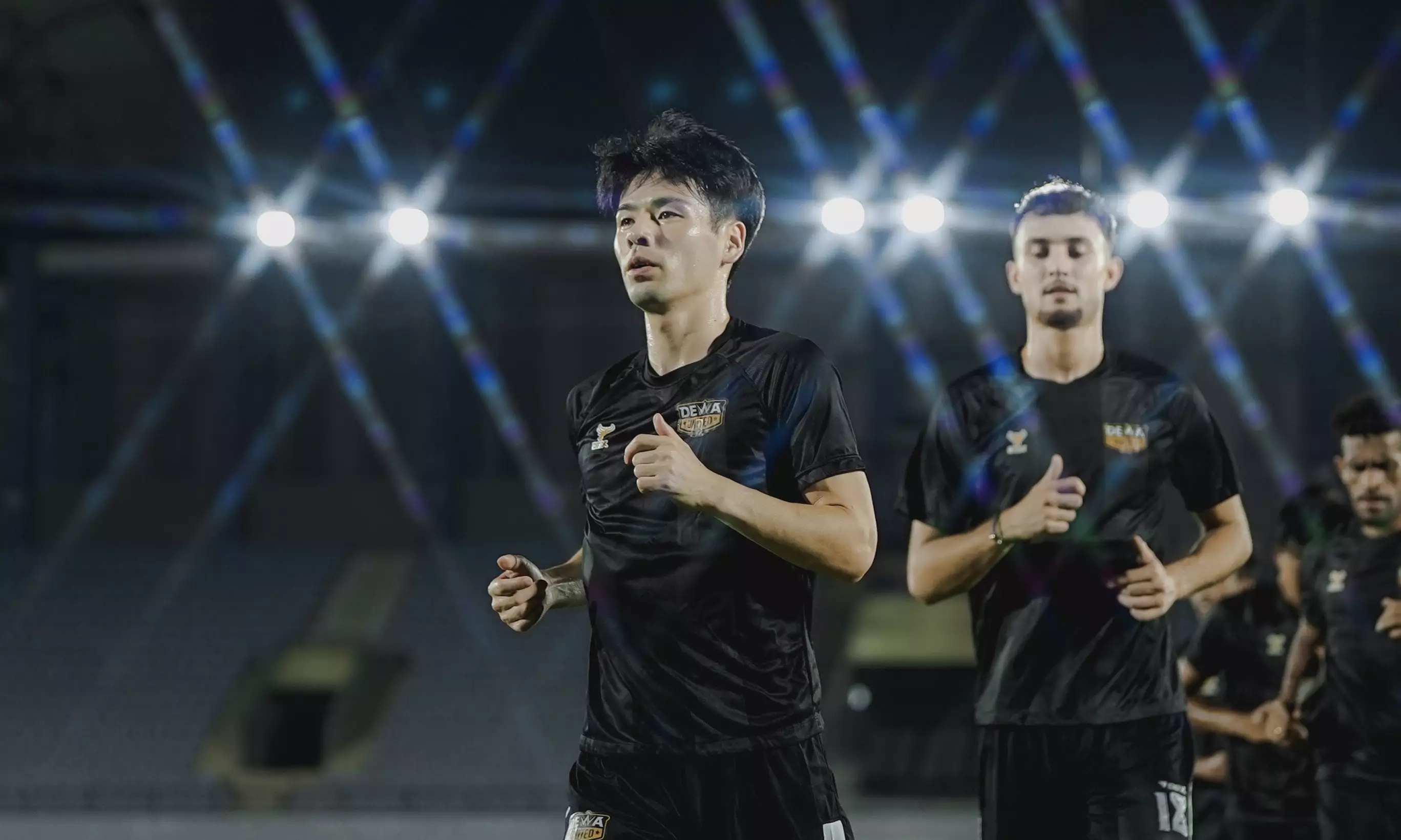 Tasei Marukawa dan Ivar Jenner berlatih menjelang menjamu Borneo FC Samarinda pada pekan ke-22 Super League di Indomilk Arena Tangerang. 