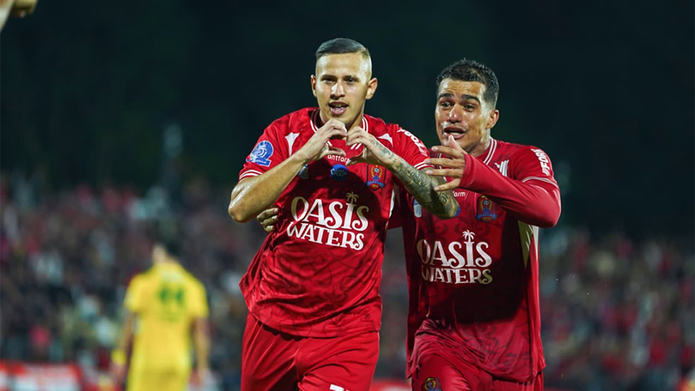 Striker Persijap Iker Guarrotxena merayakan gol ke gawang Persebaya dalam laga pekan ke-22 Super League pada Sabtu (21/2).  