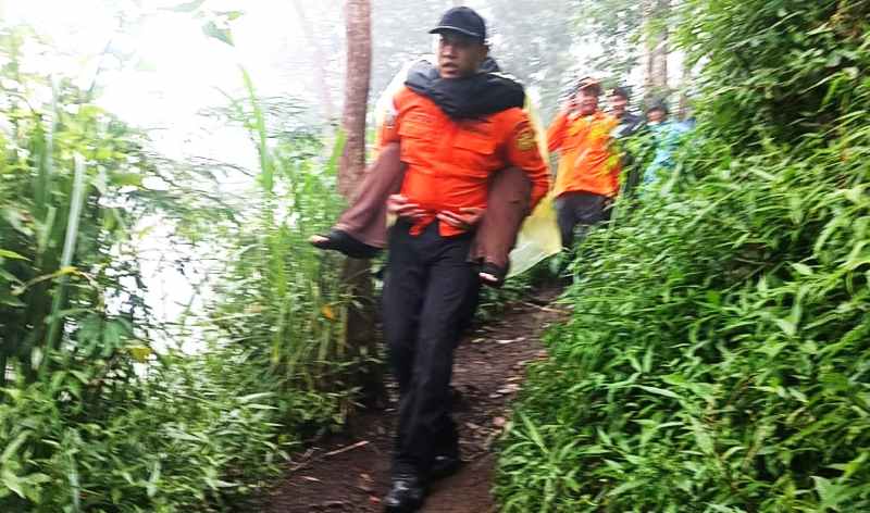 DIGENDONG : Evakuasi Ni Putu Nadia Winandita yang mengalami kedinginan atau dugaan hipotermia saat melakukan pendakian Gunung Abang, Bangli. (Foto: Tim SAR Gabungan)