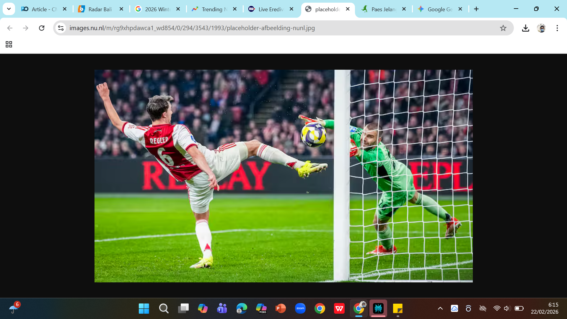 Maarten Paes saat membuat penyelamatan krusial untuk Ajax Amsterdam di pertandingan debutnya melawan NEC Nijmegen. 