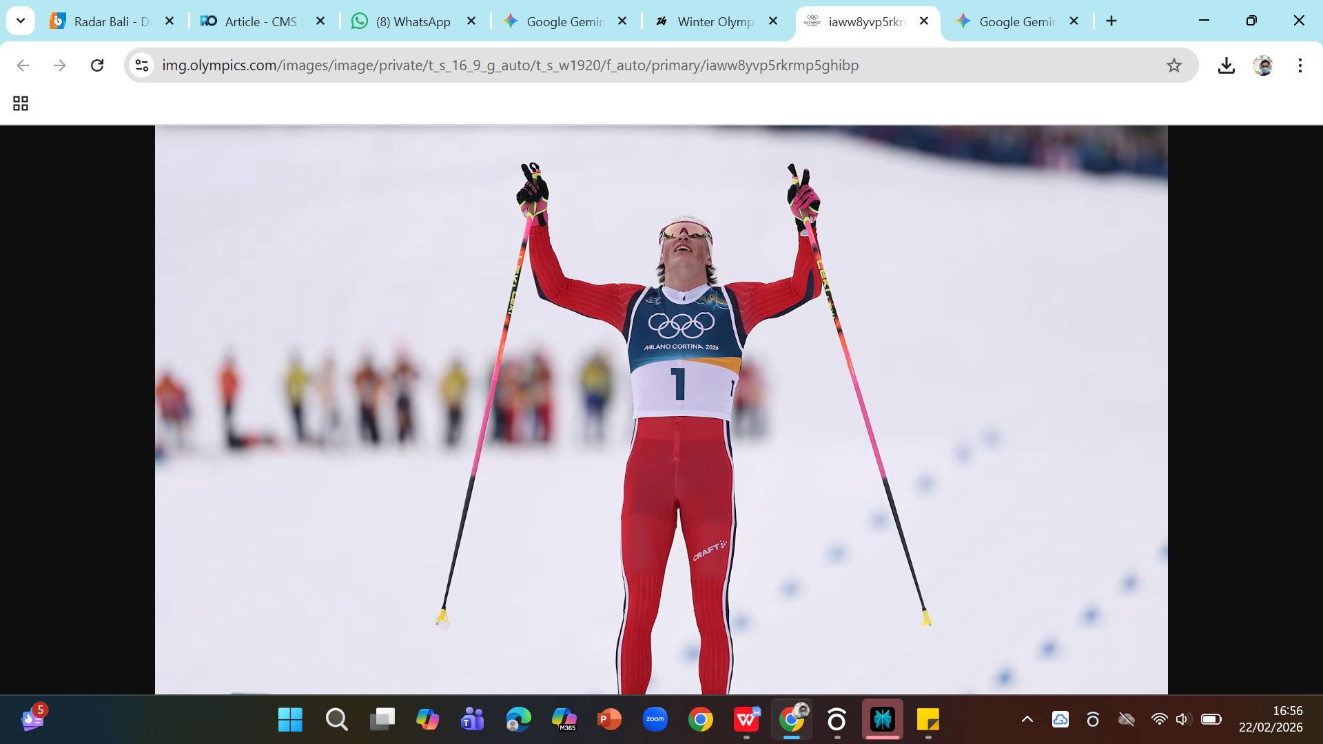 Johannes Hoesflot Klaebo merayakan emas pada nomor mass start 50 kilometer di Milano Cortina 2026.   