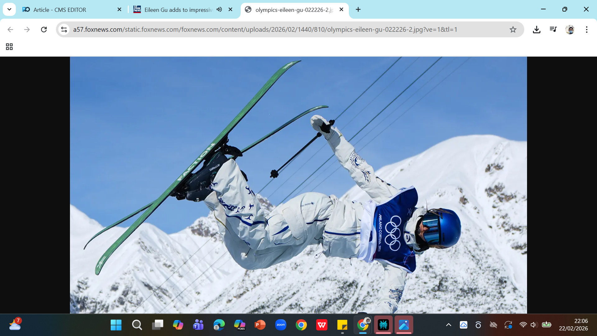 Eileen Gu saat  bertanding di final freeski halfpipe putri Olimpiade Musim Dingin 2026. Skyer kelahiran California yang membela Tiongkok itu mempertahankan emas yang dia dapatkan di Beijing 2022. 