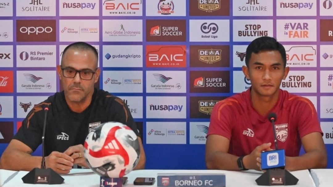 Pelatih Borneo FC Fabio Lefundes dan Rivaldo Pakpahan dalam keterangan pers jelang bertemu Dewa United malam ini. 