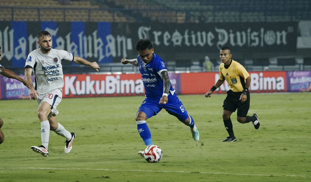 Gelandang sayap Persib Saddil Ramdani mencoba melakukan shooting dibayangi Gelandang Persita Ramon Bueno. 