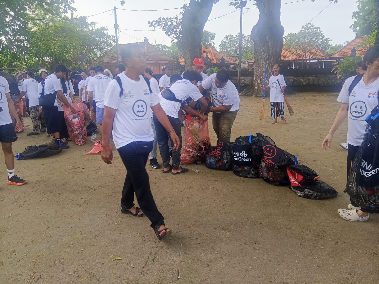 Pimpinan Komunitas Malu Dong, Komang Bemo mempin langsung bersih-bersih di pantai Mertasari Sanur.