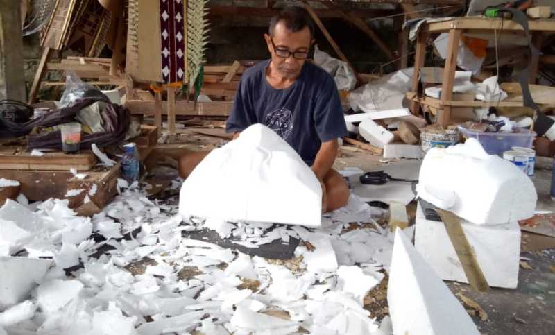 Ilusyrasi perajin tapel ogoh-ogoh di Karangasem. (dok. Radar Bali)