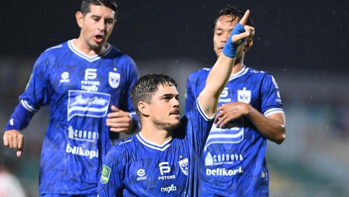 Striker PSIS Semarang Rafinha merayakan golnya ke gawang Deltras FC.
