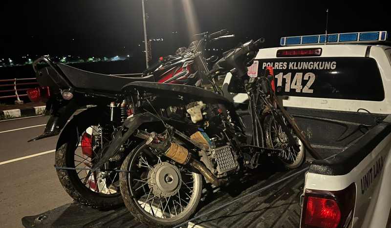 GELAR RAZIA MENDADAK : Polisi bubarkan aksi balap liar di kawasan Jembatan Merah PKB dan mengangkut sejumlah motor pelaku. (foto: Humas Polres Klungkung)