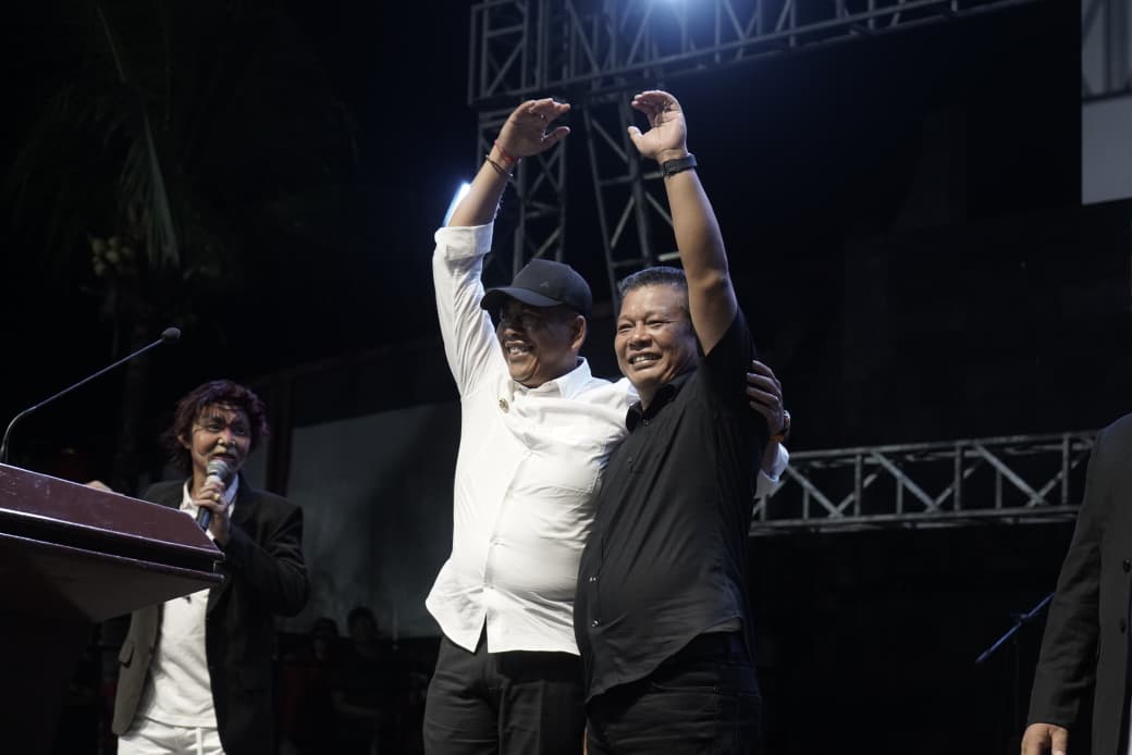 KOMPAK: Bupati Karangsem Gus Par dan Wabup Pandu saat peringatan satu tahun kepemimpinan di taman Jagath Karana, Jalan Veteran, Amlapura pada Sabtu malam (21/2).