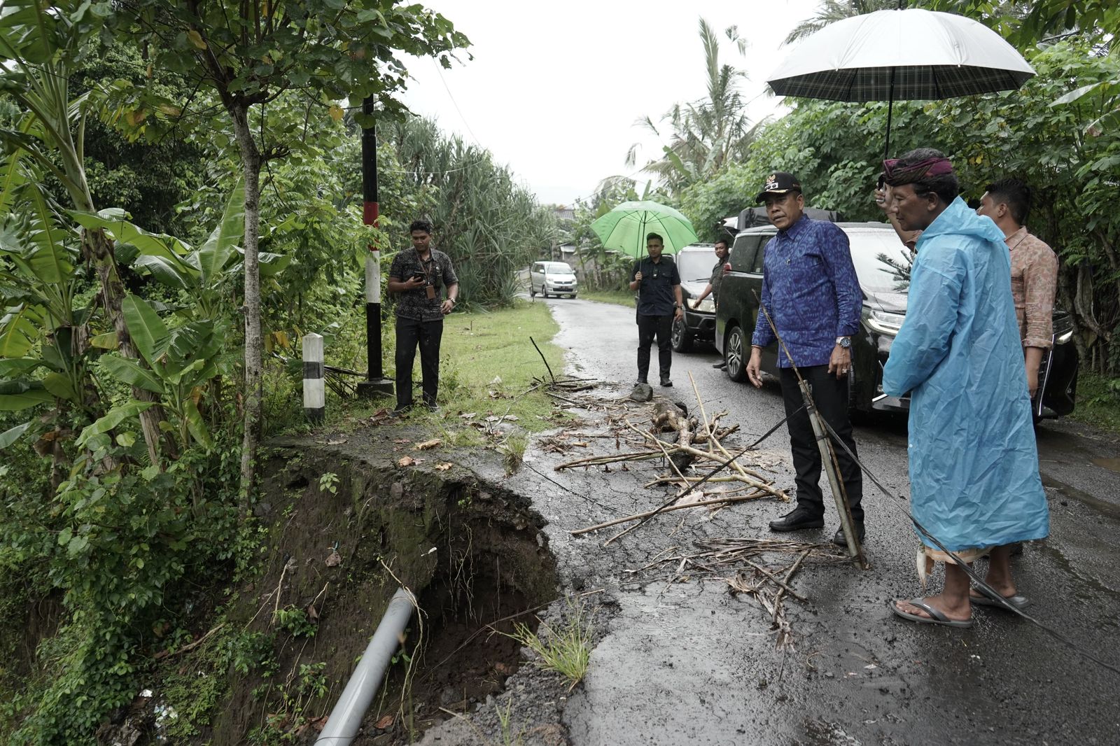 FOKUS: Bupati Karangasem Gus Par meninjau jalan rusak.