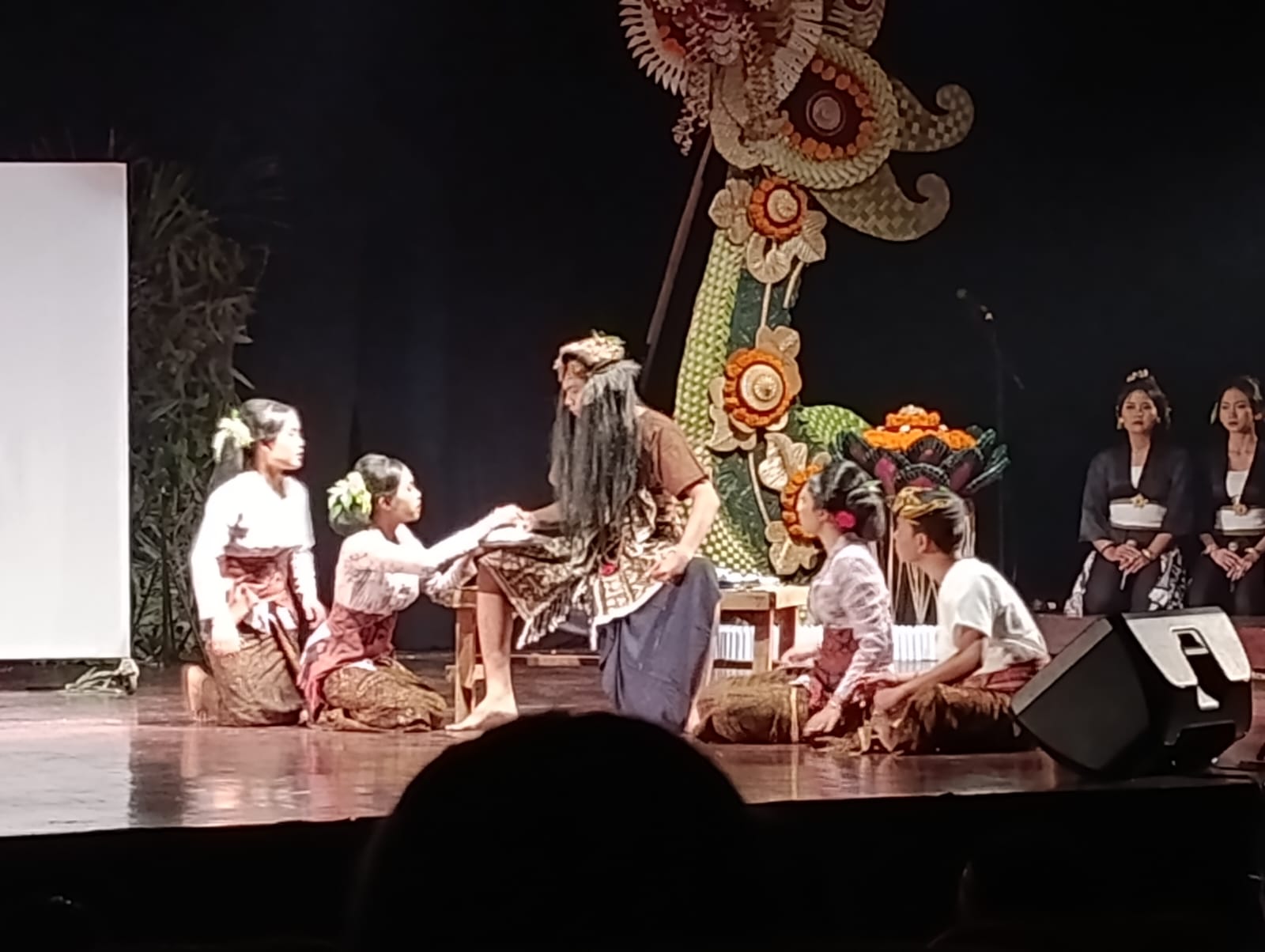 Teater Jineng SMA Negeri 1 Tabanan (Smasta) mementaskan drama Bali modern bertajuk Basur Gedung Ksirarnawa, Taman Budaya Provinsi Bali, Kamis (19/2) malam.