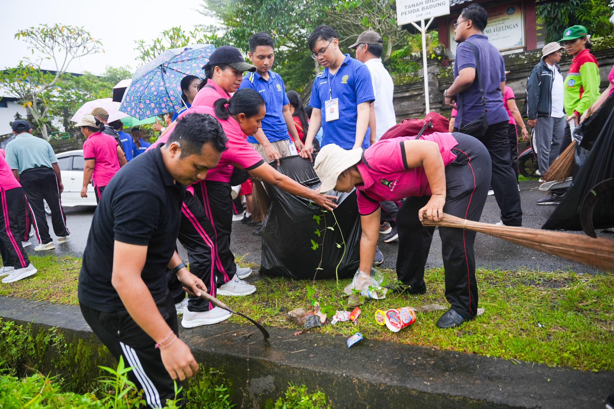 Aksi bersih sampah plastik dalam rangka Hari Peduli Sampah Nasional di wilayah Banjar Angkeb Canging - Gulingan dan sekitarnya, Minggu (22/2/2026)