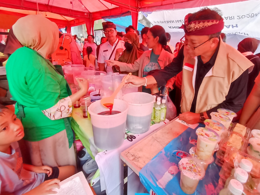 Petugas BBPOM di Denpasar melakukan pengawasan pangan terhadap jajanan buka puasa di jalan Ahmad Yani Denpasar (Kampung Jawa) (19/2). (Adrian Suwanto/Radar Bali)