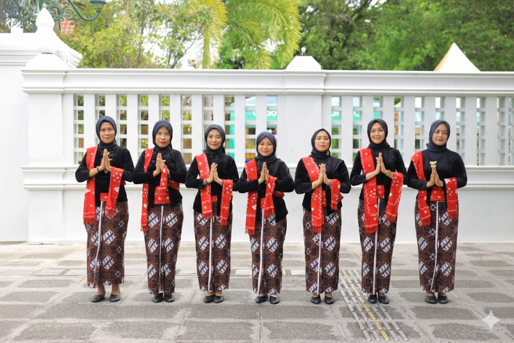 STREET FOTOGRAPHY: Ibu-ibu dari Bandung, Surabaya, Salatiga, Sidoarjo, dan Denpasar berkumpul di Jogja untuk melakukan pemotretan kebaya di kawasan Titik Nol. 