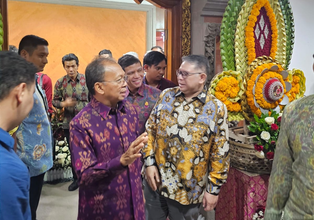 KAGET: Gubernur Wayan Koster saat teken MoU Provinsi Bali di Gedung Wiswa Sabha Utama, Kantor Gubernur Bali