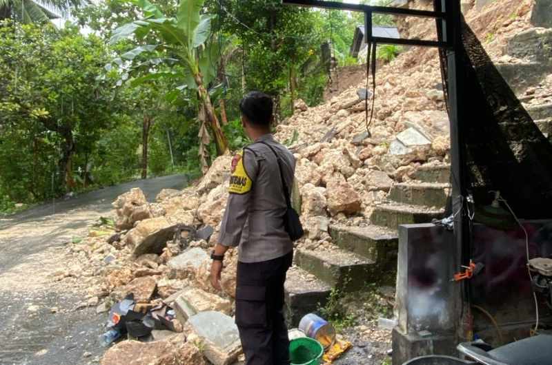 AMBROL: Senderan rumah milik I Putu Marayasa, Banjar Behu, Desa Bunga Mekar, Kecamatan Nusa Penida ambruk.(foto: Polres Klungkung)