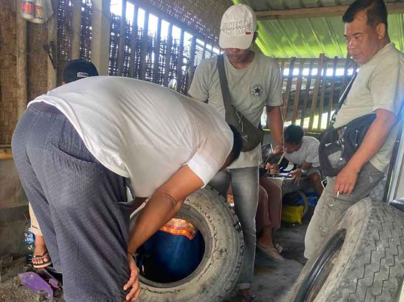 BARANG BUKTI : Ban dan velg curian WT jadi barang bukti. (dok.Polres Klungkung)