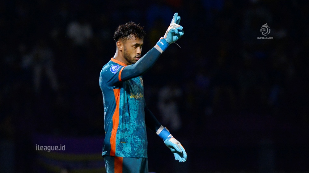 Kiper Bhayangkara FC Aqil Savic. 