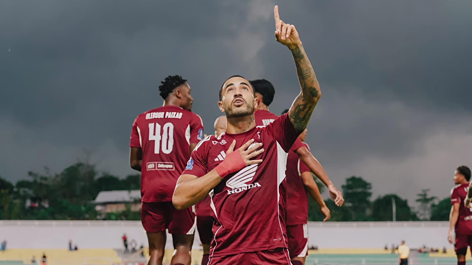 Fullback PSM Makassar merayakan gol perdananya untuk Juku Eja saat melawan Arema FC pada Oktober 2025. 