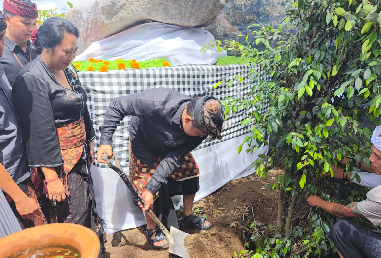 TANAMAN LANGKA : Hutan Adat Giri Upawana, di Banjar Linjong, Desa Tiga, Kabupaten Bangli mulai dibangun degan penanaman bibit pohon langka secara simbolis Bupati Bangli, Sang Nyoman Sedana Arta. (ist)