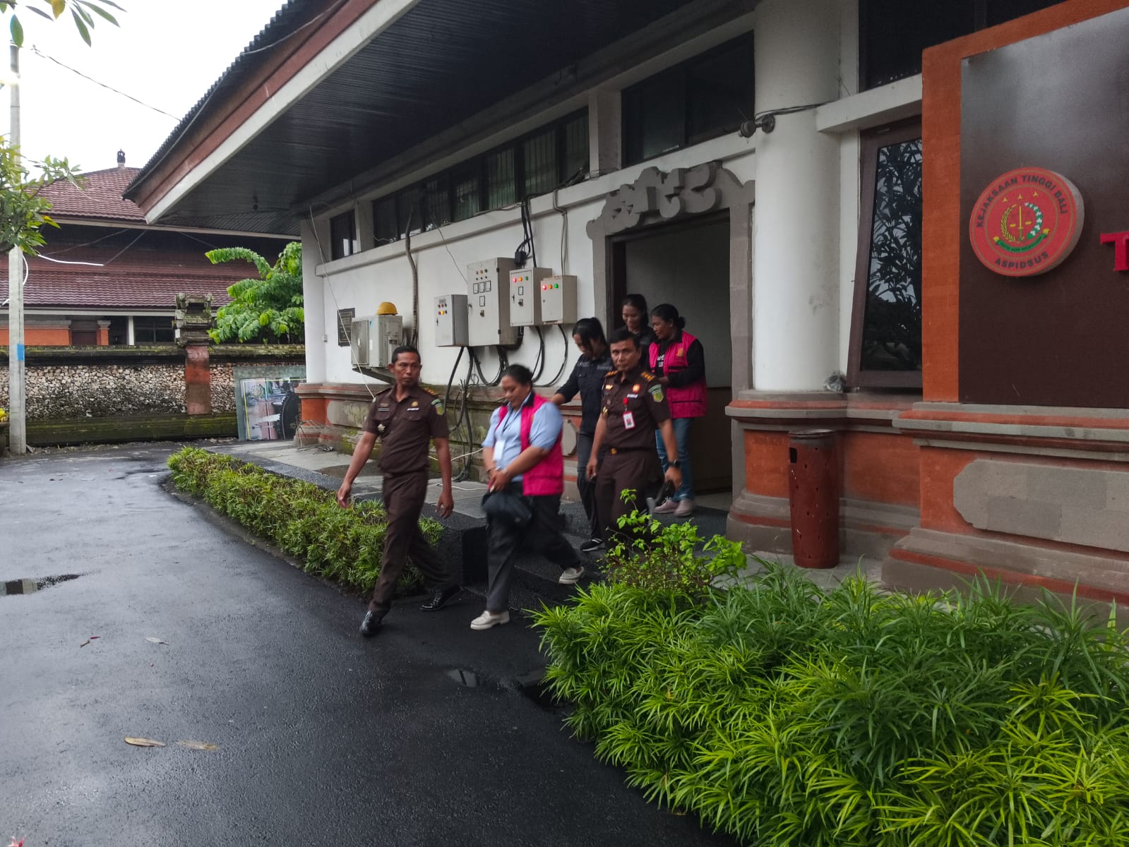 DIBAWA KE TAHANAN: Tersangka korupsi KUR dibawa menuju tahanan oleh jaksa Kejati Bali, Selasa (24/2/2026).