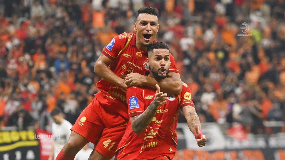 Maxwell dan Gustavo Almeida merayakan gol Persija. Di pertemuan pertama, Maxwell mencetak gol ke gawang Malut United di GBK.