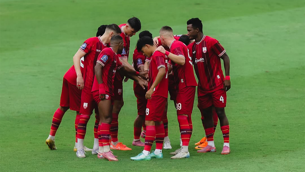 Pemain Persis Solo melakukan ritual sebelum tanding. Pelatih Milomir Seslija ditarget 6 poin dari laga vs Persik dan Persijap.