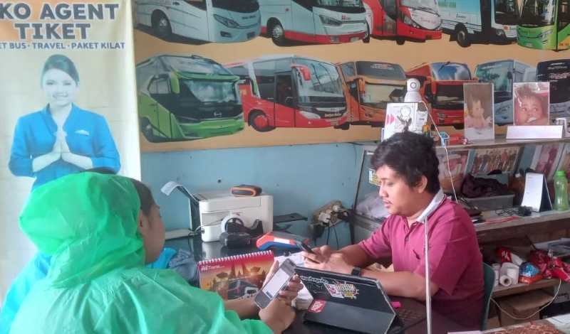 PESAN DULUAN: Warga Tabanan yang mulai memesan tiket bus untuk mudik lebaran di Eko Agen tiket Terminal Pesiapan, Desa Dauh Peken Tabanan. (Foto:juliadi)