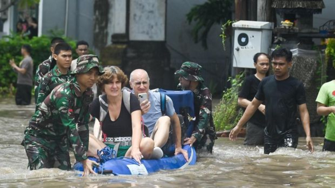 Sejumlah turis dievakuasi dari hotel di kawasan Legian, Seminyak, dan Sanur karena genangan mencapai 80 cm. 