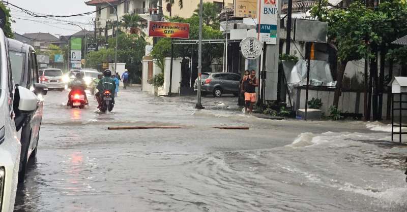 TERGENANG : Kondisi di kawasan Legian, Kuta. Badung. (ni kadek novi febriani)