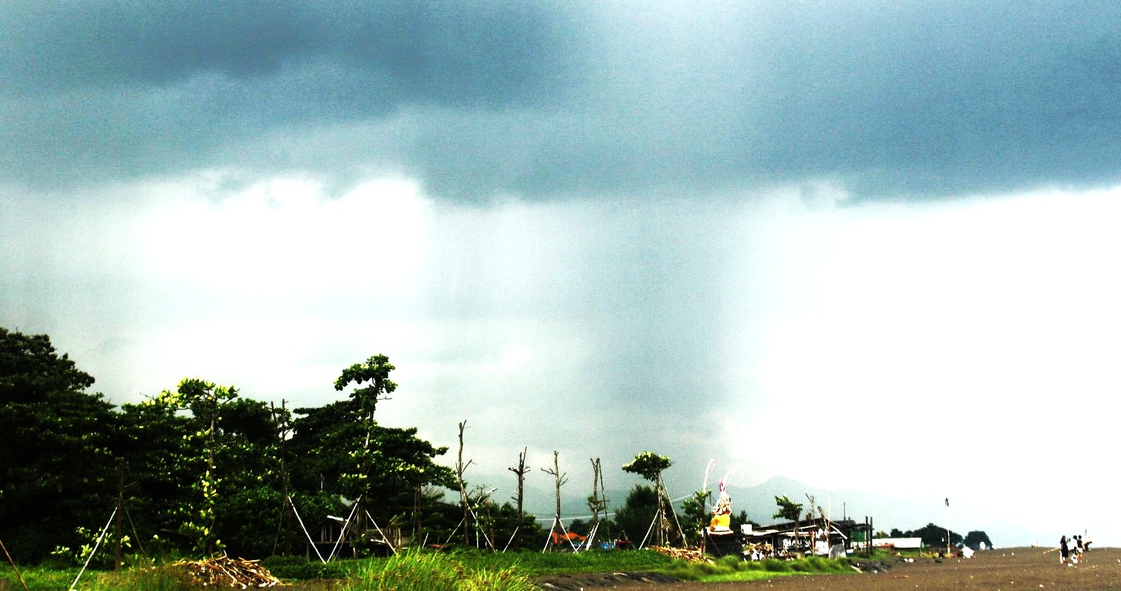 ilustrasi cuaca mendung di Biaung, Denpasar, beberapa waktu lalu. (Miftahuddin/Radar Bali)