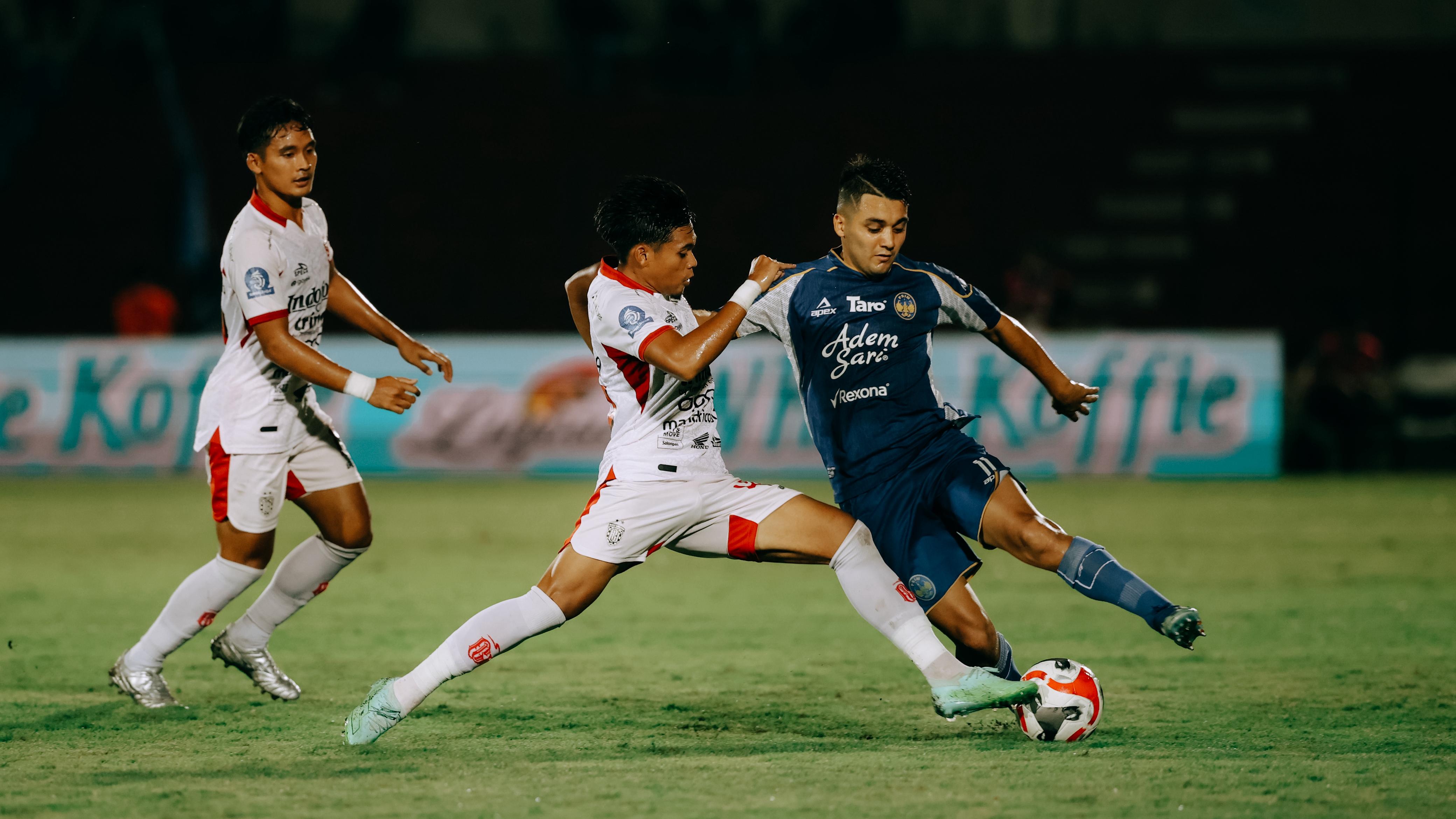 Pemain Bali United membendung pergerakan striker PSIM Ezequiel Vidal di Stadion Sultan Agung. 