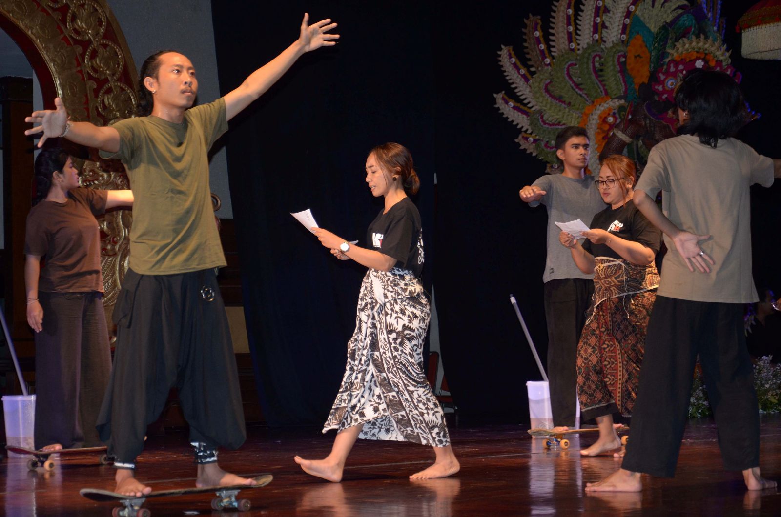 KONTEMPLASI: Panggung Ksirarnawa, Taman Budaya Bali, berubah menjadi ruang penyampai realitas sosial pada Senin (23/2/2026)