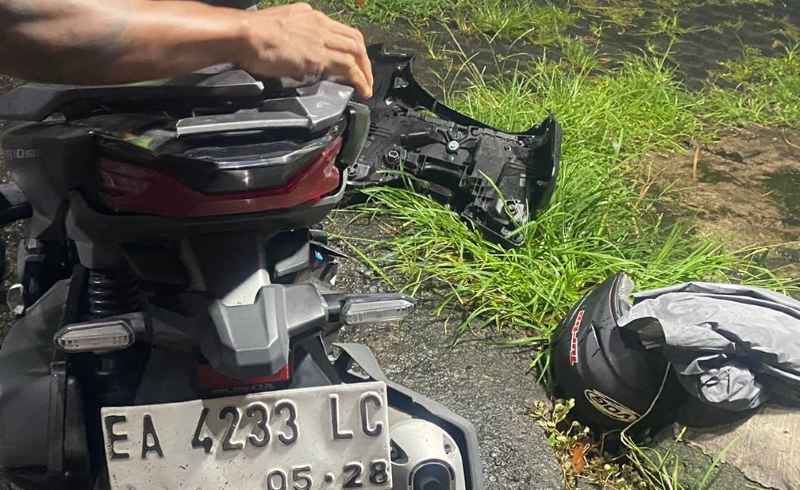 KECELAKAAN MAUT : Honda Vario bernopol EA 4233 LC pengendaranya belum diketahui identitas terlibat kecelakaan maut dengan truk tronton. (juliadi)