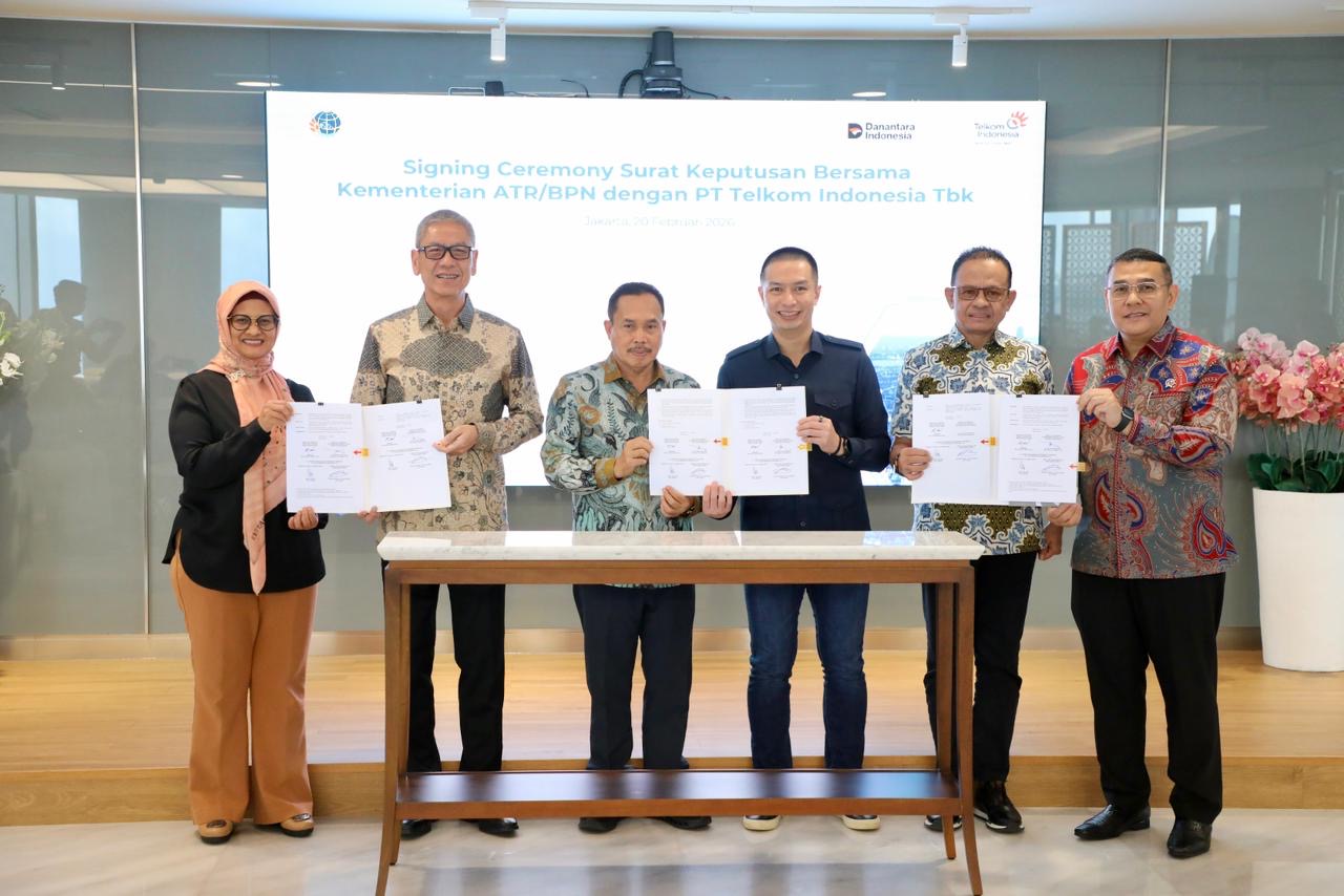 Penandatanganan SKB  disaksikan Wamen ATR/Waka BPN Ossy Dermawan dan Dirut PT Telkom Indonesia, Dian Siswarini pada Jumat (20/02/2026), di Gedung Telkom Hub, Jakarta.