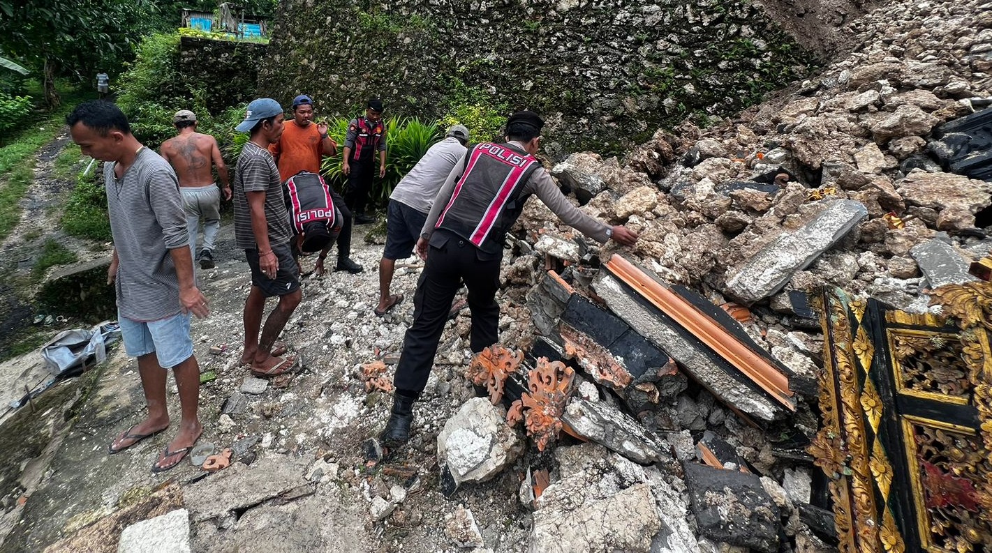 DAMPAK CUACA EKSTREM: Tanah longsor  di Nusa Penida. (Foto: Humas Polres Klungkung)