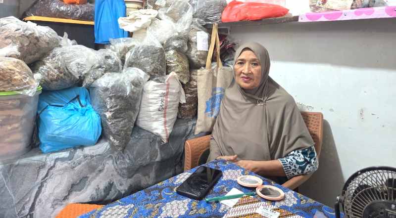 WASWAS KALAU HUJAN SEHARIAN : Bu Halimah, nenek usia 70 tahun ini tak tenang bila hujan turun seharian tak kunjung berhenti. (marsellus pampur/radar bali)