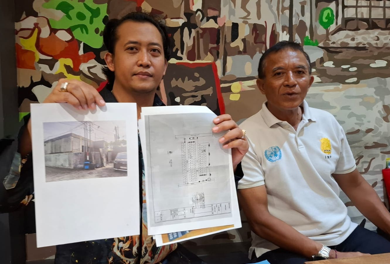 Kuasa hukum warga Indra Triantoro, SH., MH. memberikan keterangan pers.