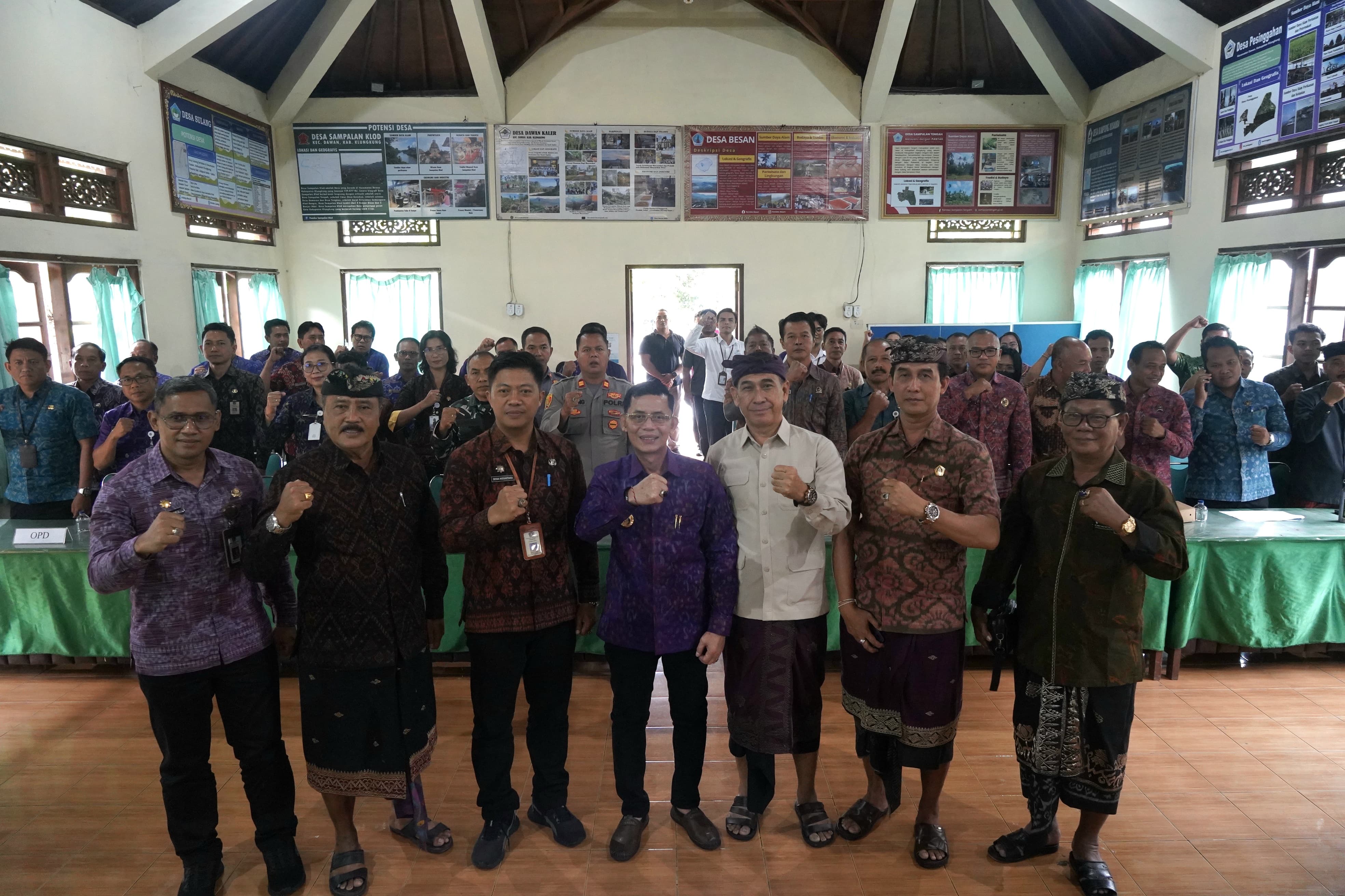 Bupati Klungkung I Made Satria di Ruang Rapat Purna Sabha Kantor Camat Dawan, Kabupaten Klungkung, Selasa (24/2).