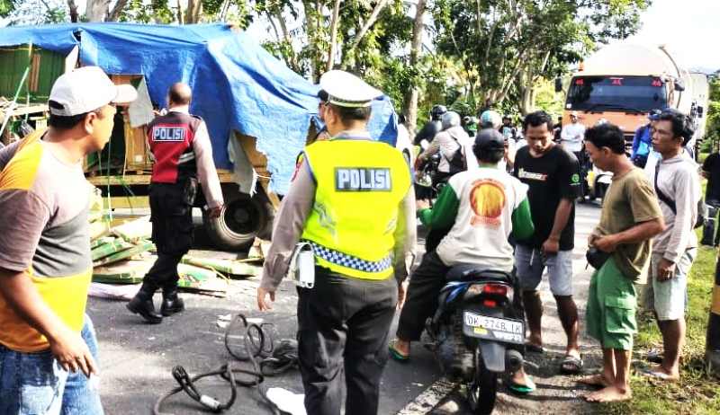 PARAH : Tabrakan Truk Mitsubishi Tronton bernopol B 9611 WV dan Truk Mitsubishi Colt Diesel bernopol DK 8869 DD di jalur tengkorak .(ist)