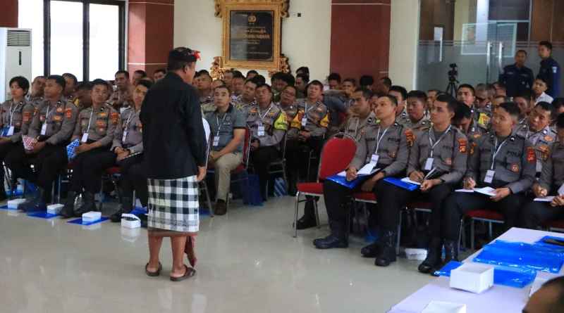 BIAR PAHAM KEARIFAN LOKAL  : Jajaran Polres Klungkung dapat pembekalan pemahaman hukum adat Bali. (foto : Polres Klungkung)