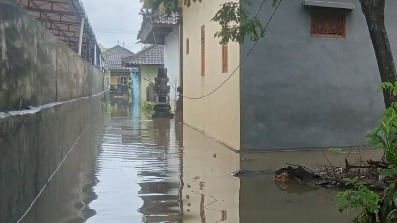 TERGENANG : Kondisi genangan air pada empat rumah yang terendam di Banjar Dinas Jagasatru, Desa Kediri, Kecamatan Kediri, Tabanan.( foto/juliadi)