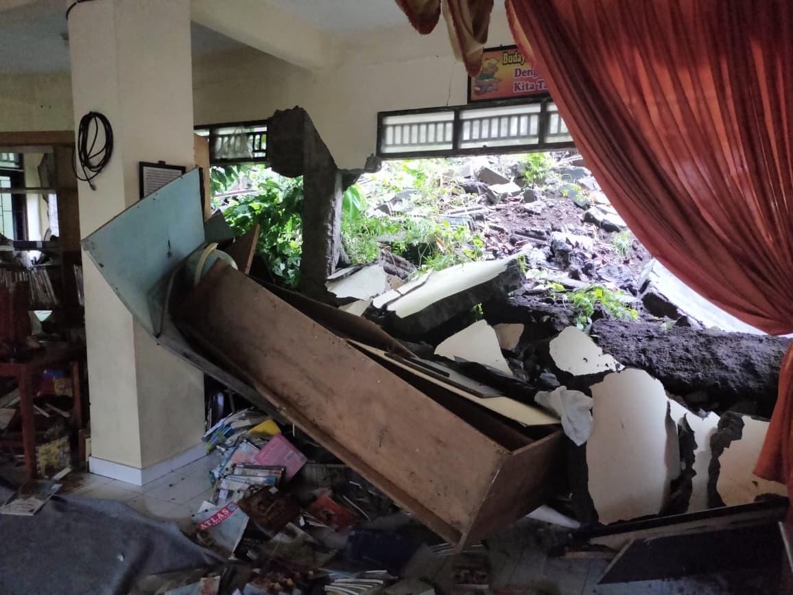 REMUK: Pagar rumah dilaporkan jebol di Jalan Siulan Gang Lely, Desa Penatih Dangin Puri Denpasar Timur