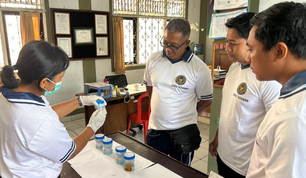 DITES URINE : Warga binaan di Lapas Tabanan dites urine. (juliadi)