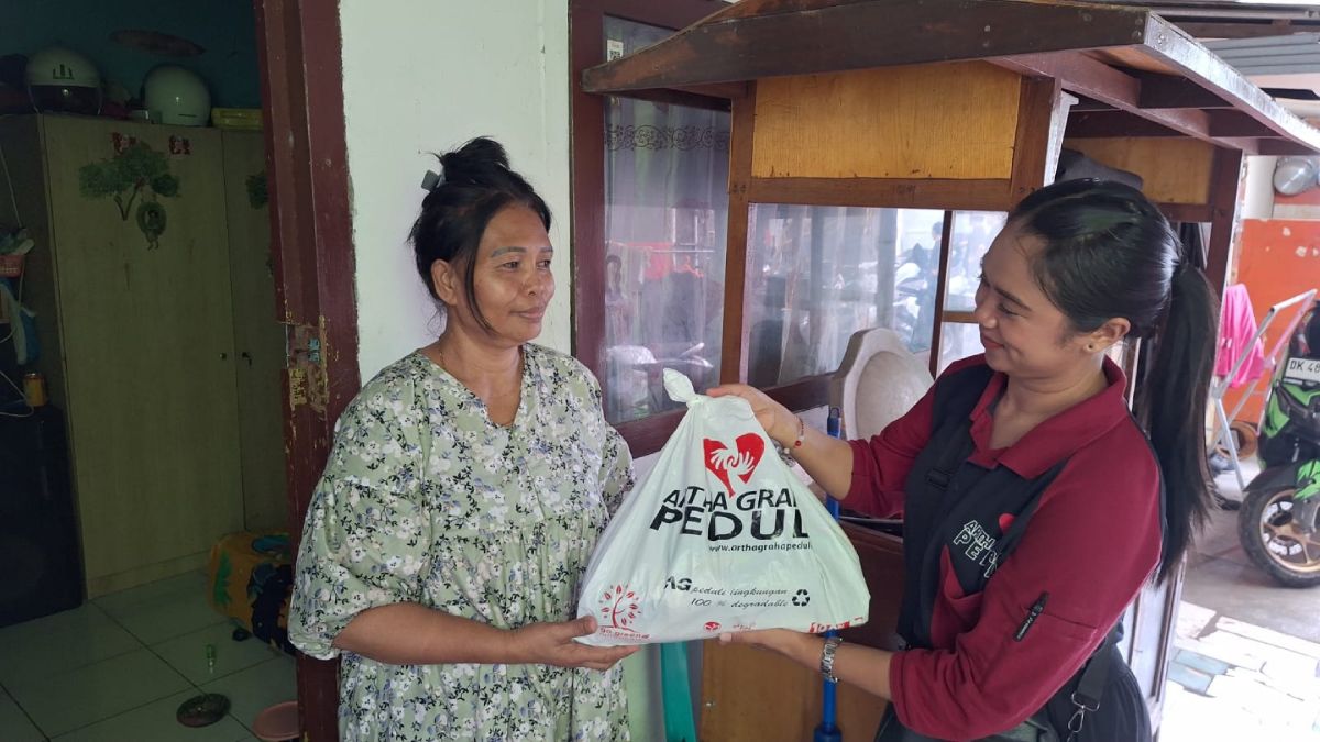 BERBAGI: Artha Graha Peduli (AGP) membagi sembako dan pasar murah selama ramadan 1447 H.