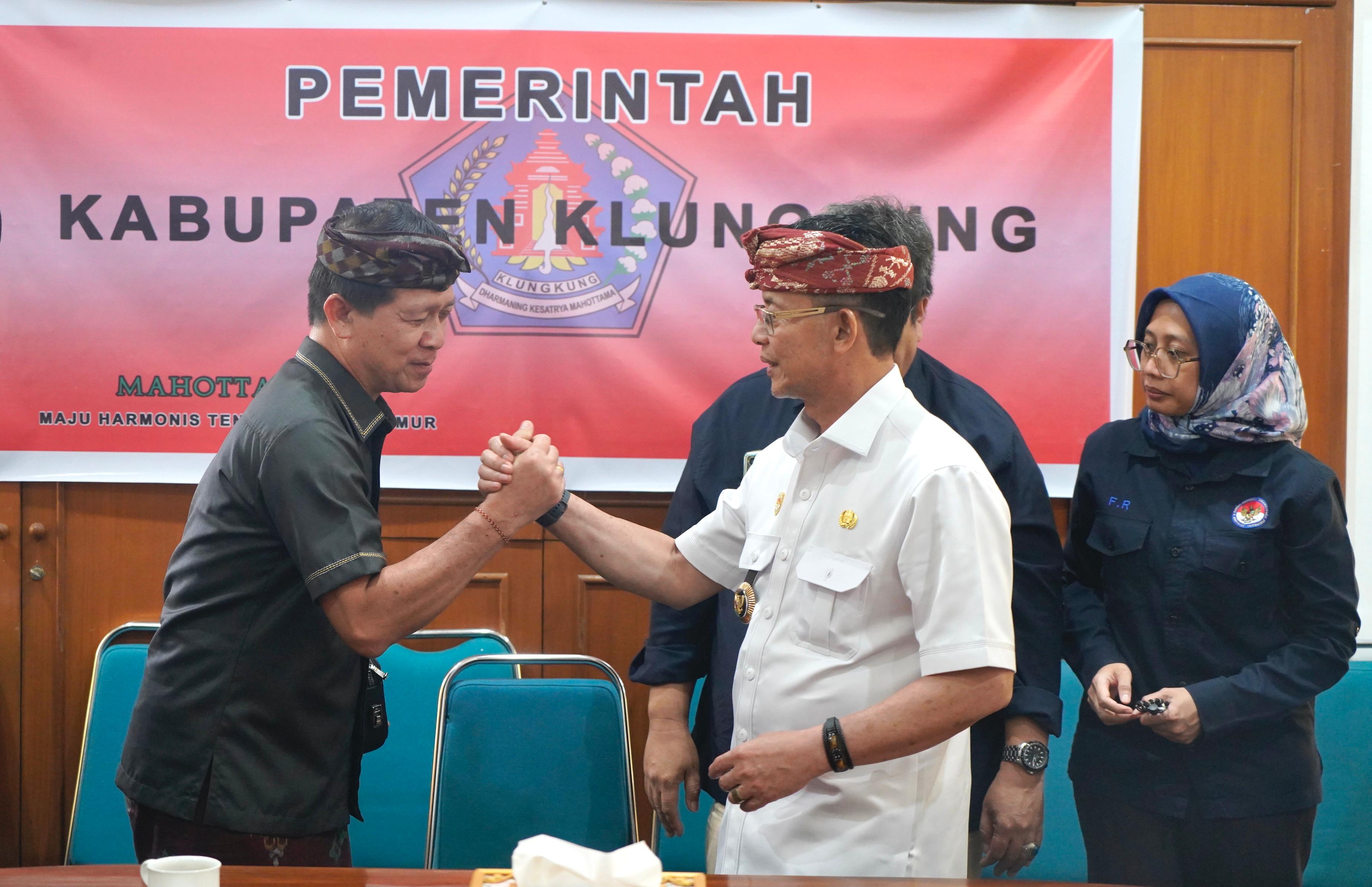 Bupati Klungkung I Made Satria  menyalami mantan bupati Klungkung Nyoman Suwirta, saat menerima kunjungan kerja Komisi Nasional Disabilitas (KND) di ruang rapat Kantor Bupati Klungkung, Kamis (26/
