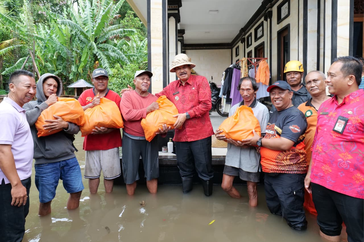 Wakil Bupati Tabanan I Made Dirga meninjau keluarga korban banjir di Banjar Jaga Satru, Desa Kediri, Kecamatan Kediri, Kabupaten Tabanan.