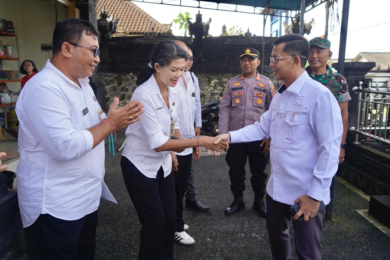Bupati Klungkung I Made Satria saat membuka Musrenbang Kecamatan Banjarangkan Tahun 2026 di Ruang Rapat Kantor Desa Bakas, Rabu (25/2).